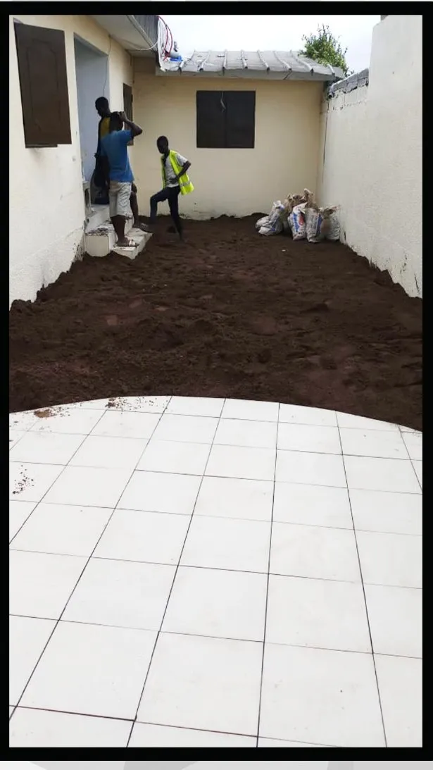 Cour intérieure en cours de dallage, carrelage grand format posé sur dalle fraîche