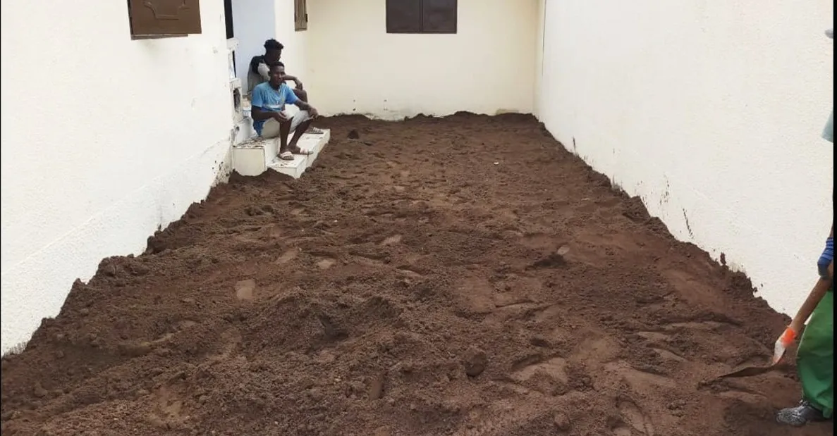 Cour intérieure décaissée, terres régalées avant coulage de la dalle