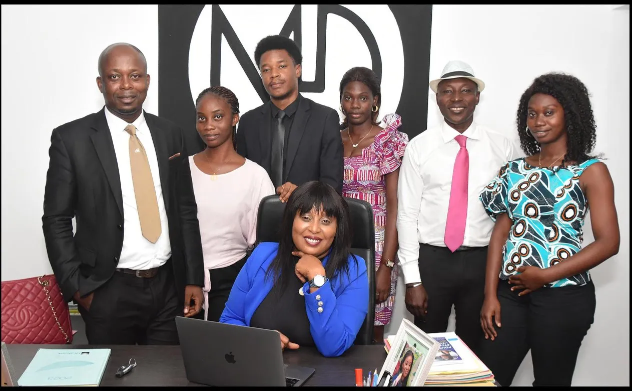 L’équipe de MARIEDA SERVICES & COMMUNICATION réunie devant le monogramme de la maison