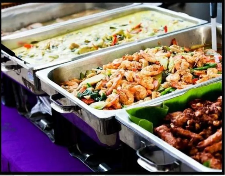 Plats chauds en bacs de service sur rampe chauffante